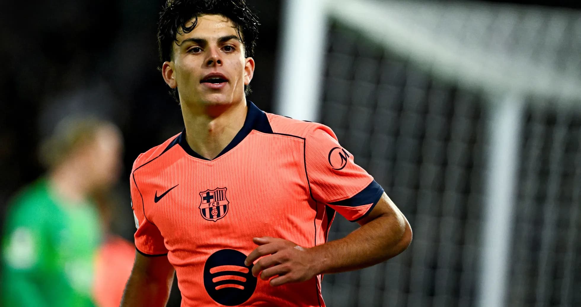 Joueur de Barcelone en tenue rose sur le terrain Joueur de Barcelone en tenue rose sur le terrain