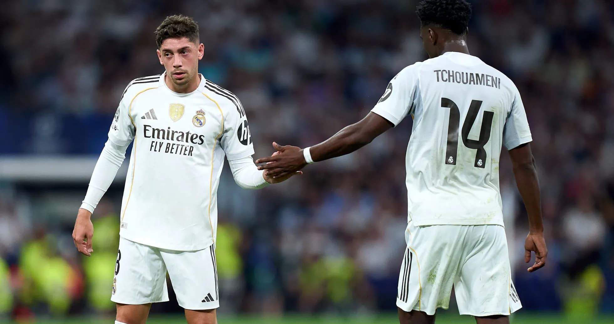 Joueurs du Real Madrid se serrant la main sur le terrain Joueurs du Real Madrid se serrant la main sur le terrain