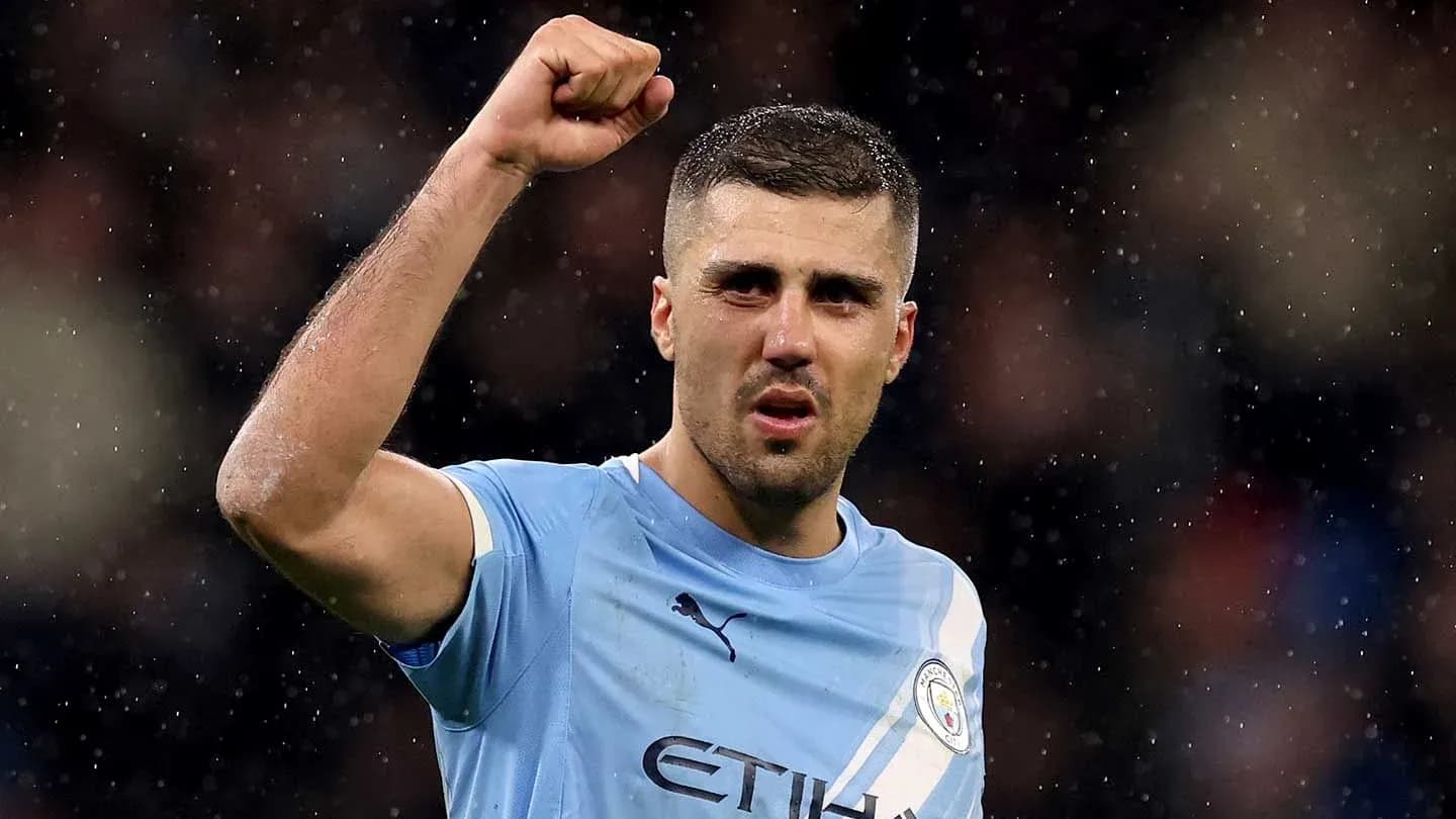 Joueur de Manchester City levant le poing en célébration Joueur de Manchester City levant le poing en célébration