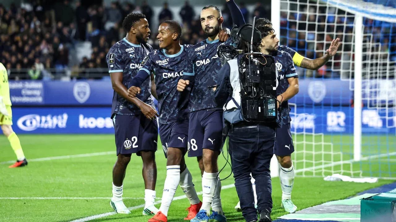 Joueurs de l'OM célébrant un but sur le terrain Joueurs de l'OM célébrant un but sur le terrain