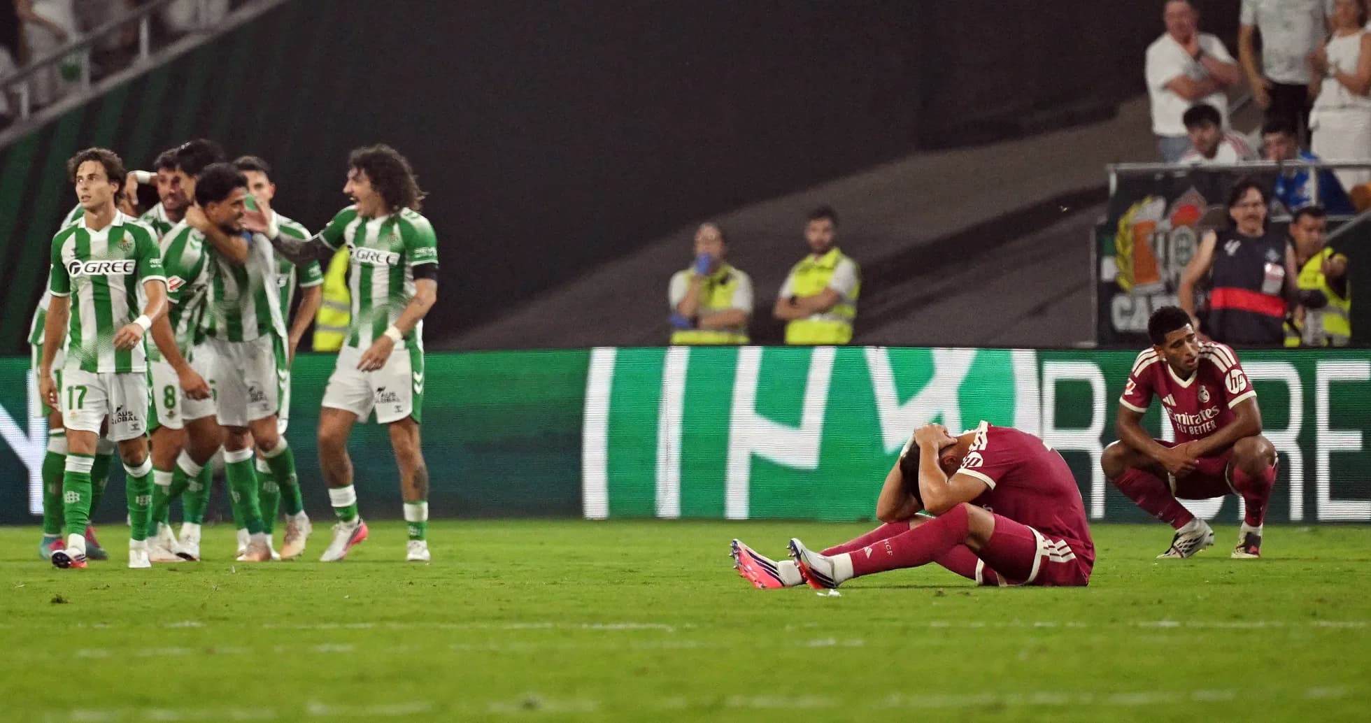 Joueurs de Betis célébrant après une défaite de l'équipe adverse Joueurs de Betis célébrant après une défaite de l'équipe adverse
