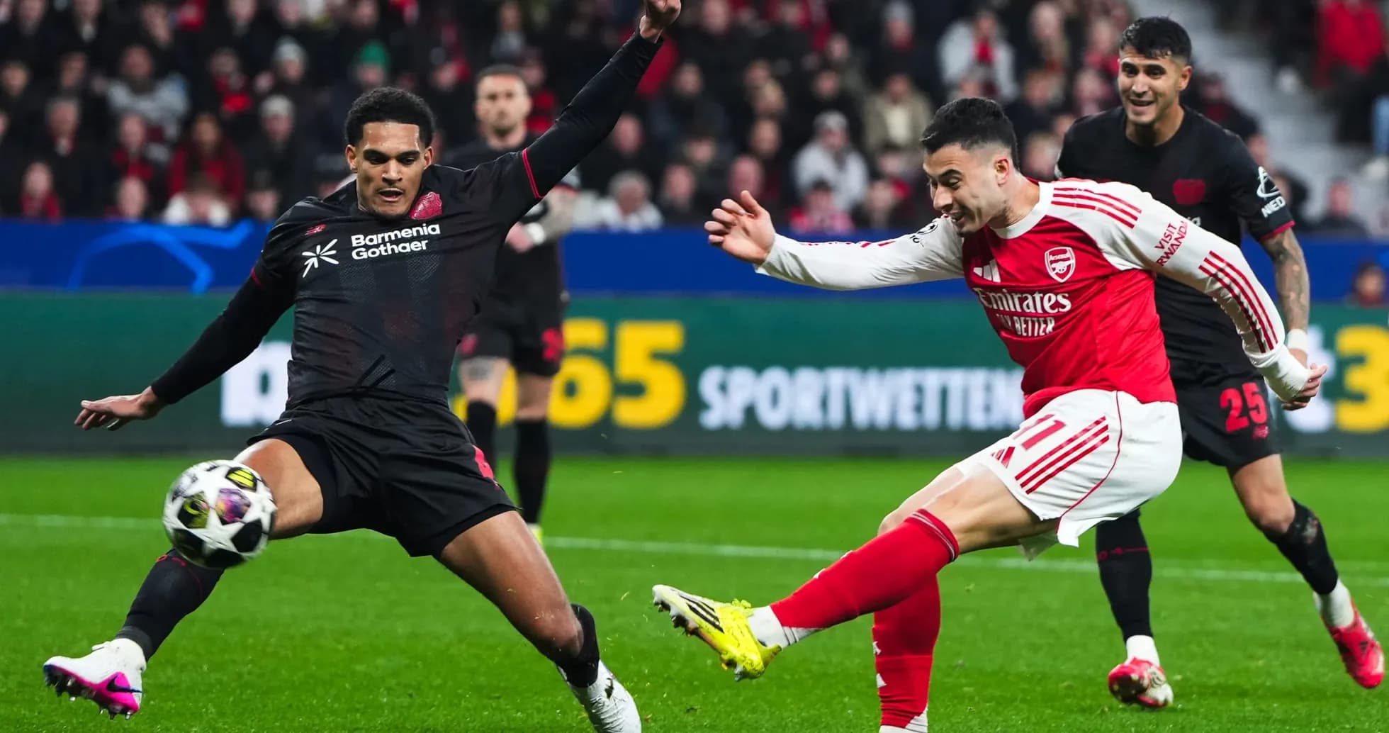 Un joueur d'Arsenal tirant au but contre Leverkusen Un joueur d'Arsenal tirant au but contre Leverkusen