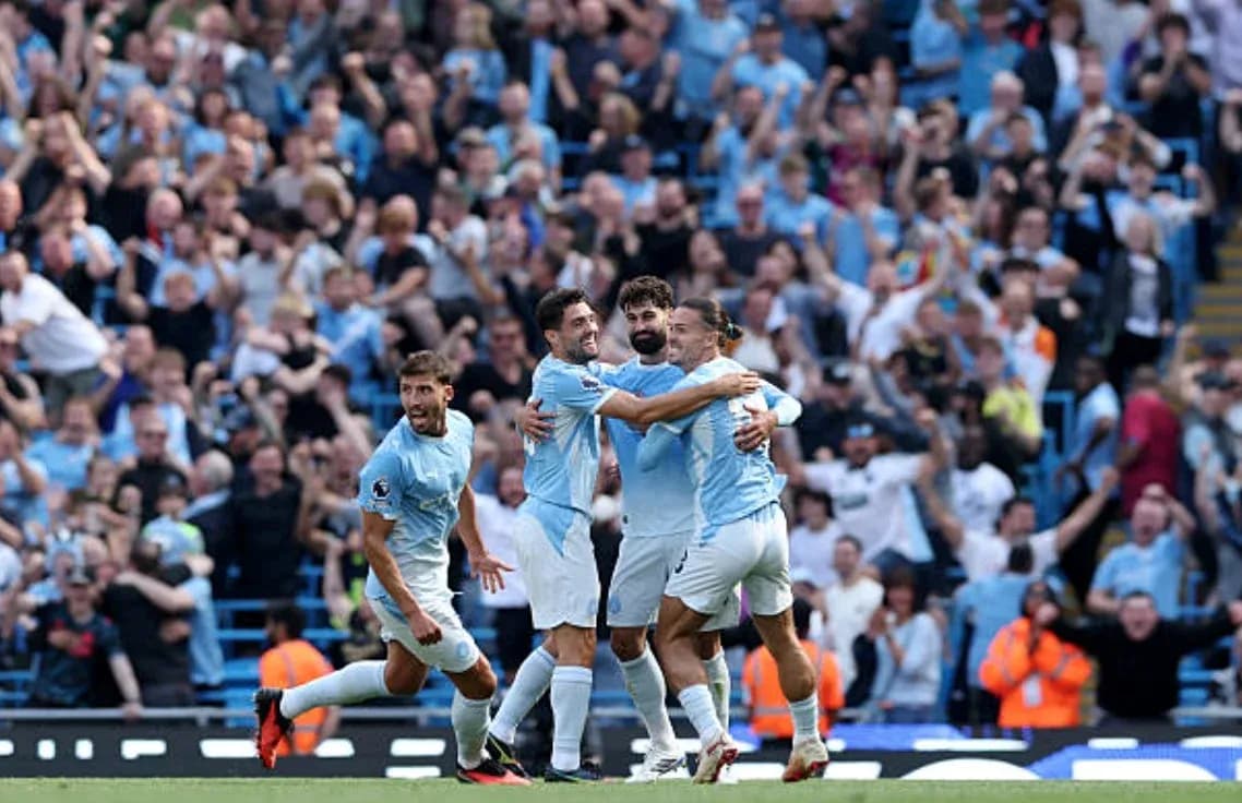 Joueurs de Manchester City célébrant un but Joueurs de Manchester City célébrant un but