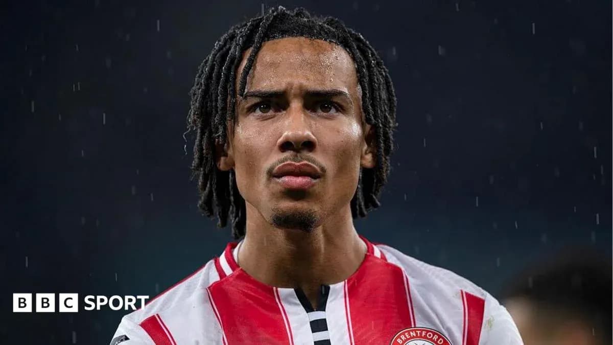 Joueur de Brentford sous la pluie en match Joueur de Brentford sous la pluie en match