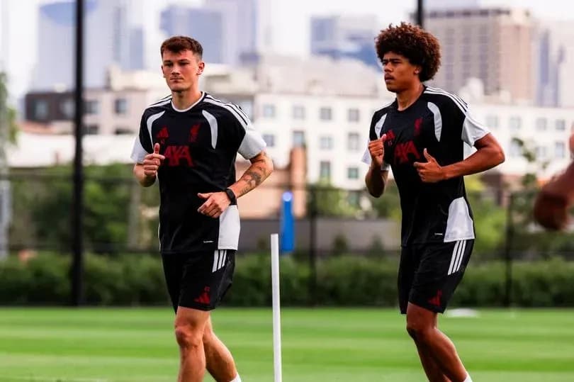 Deux joueurs de Liverpool courant lors de l'entraînement Deux joueurs de Liverpool courant lors de l'entraînement