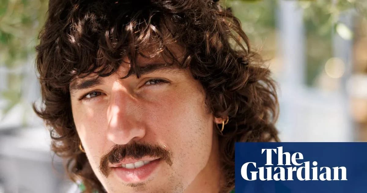 Homme avec cheveux bouclés et moustache souriant Homme avec cheveux bouclés et moustache souriant