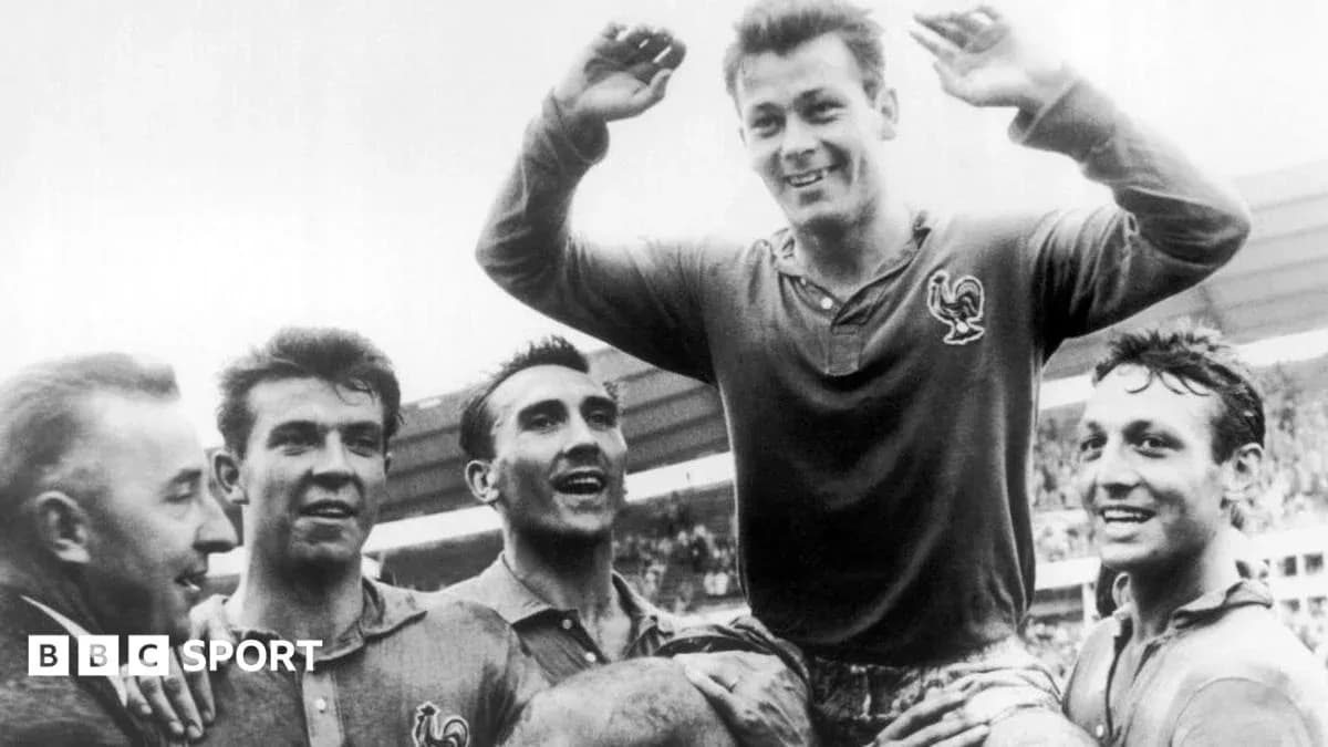Joueurs célébrant une victoire, un joueur porté en l'air Joueurs célébrant une victoire, un joueur porté en l'air