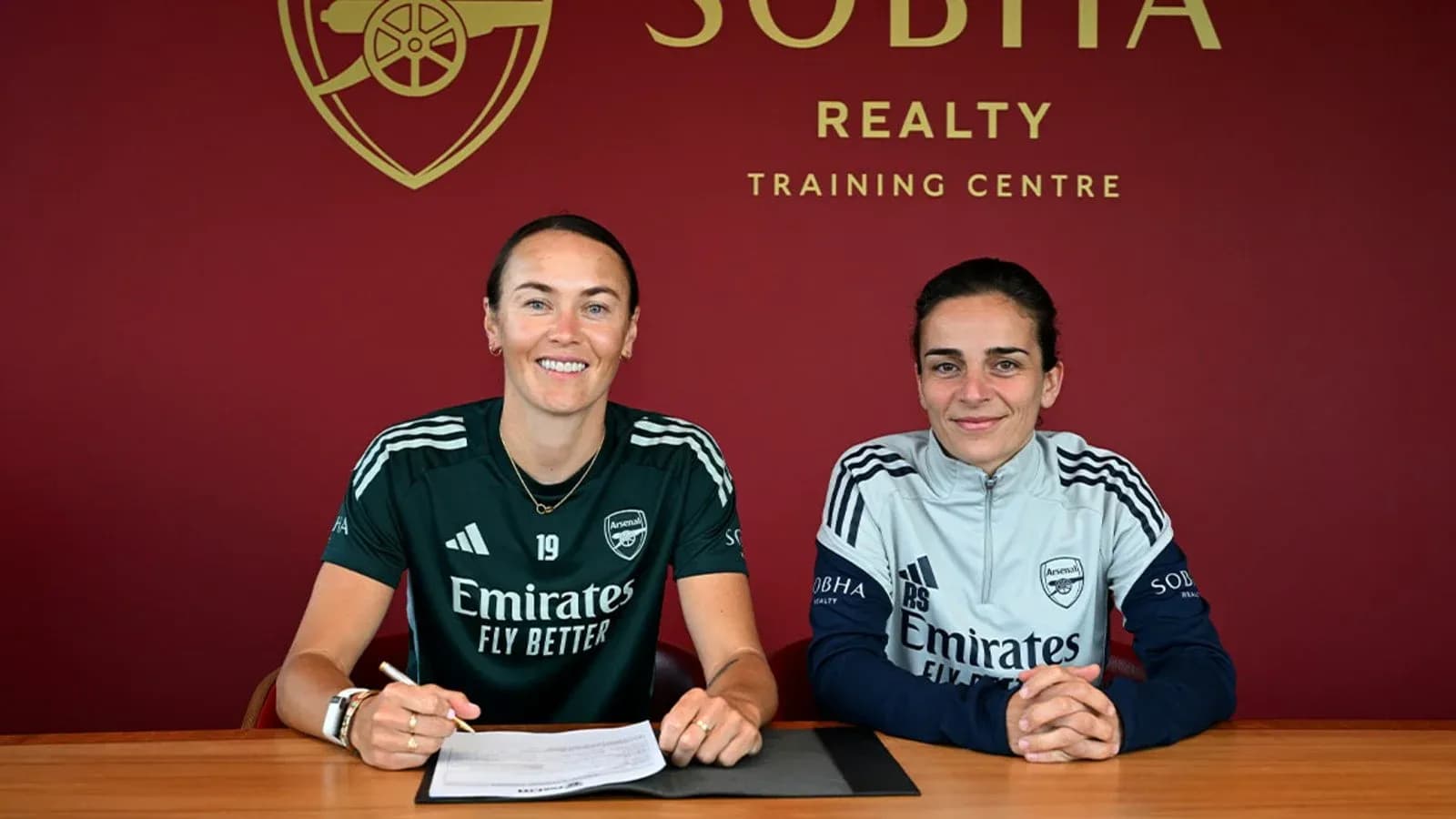 Deux joueuses signant des contrats à Arsenal Deux joueuses signant des contrats à Arsenal