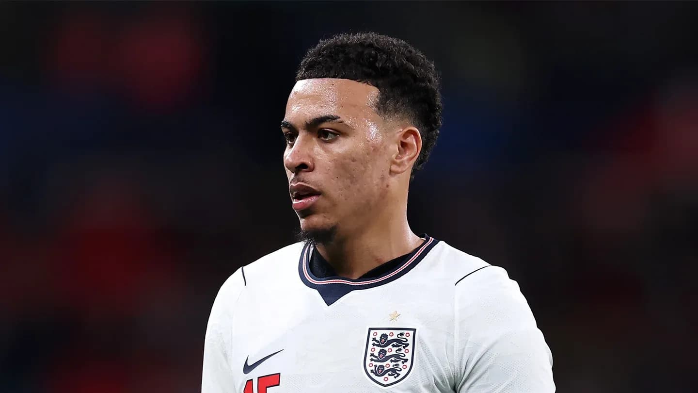 Joueur en tenue de l'équipe d'Angleterre sur le terrain Joueur en tenue de l'équipe d'Angleterre sur le terrain