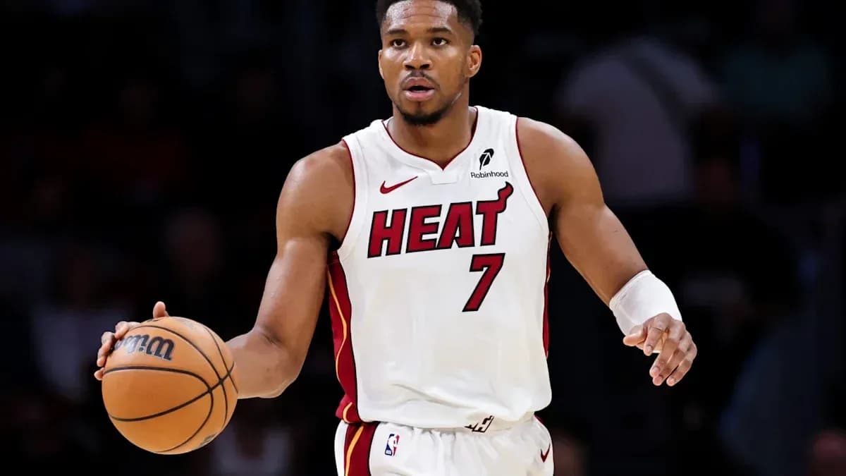 Joueur des Miami Heat dribblant avec le ballon Joueur des Miami Heat dribblant avec le ballon