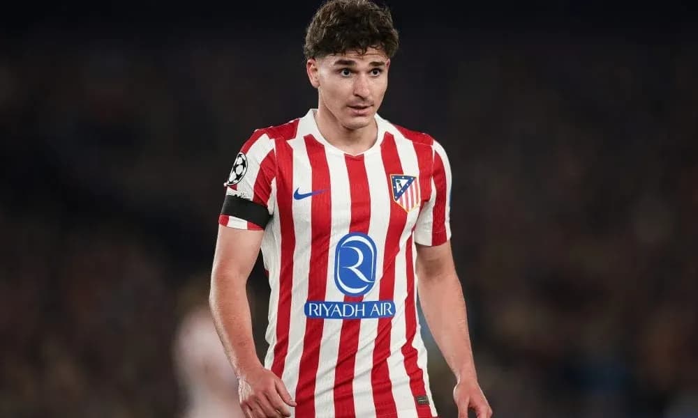 Joueur d'Atletico Madrid sur le terrain de match Joueur d'Atletico Madrid sur le terrain de match