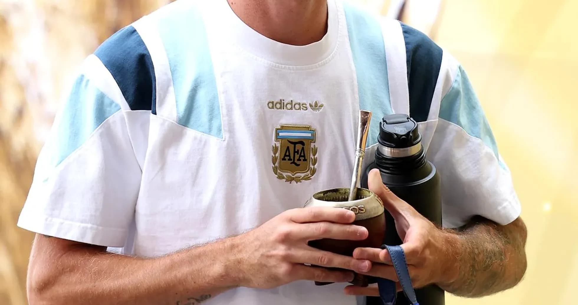 Joueur argentin tenant un maté et une bouteille Joueur argentin tenant un maté et une bouteille