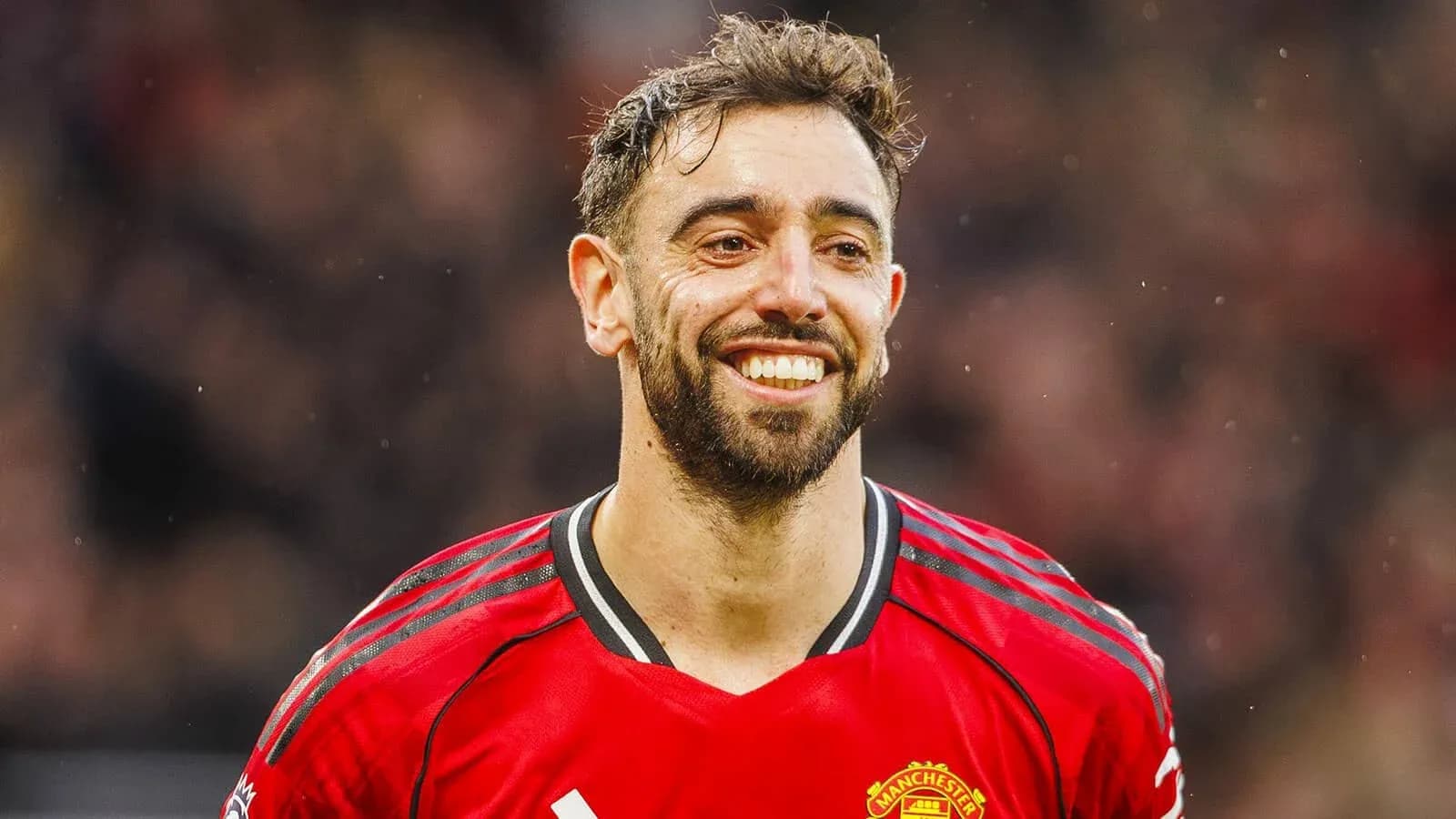 Joueur de Manchester United souriant sur le terrain Joueur de Manchester United souriant sur le terrain