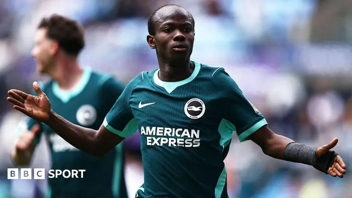 Joueur de Brighton célébrant un but sur le terrain Joueur de Brighton célébrant un but sur le terrain