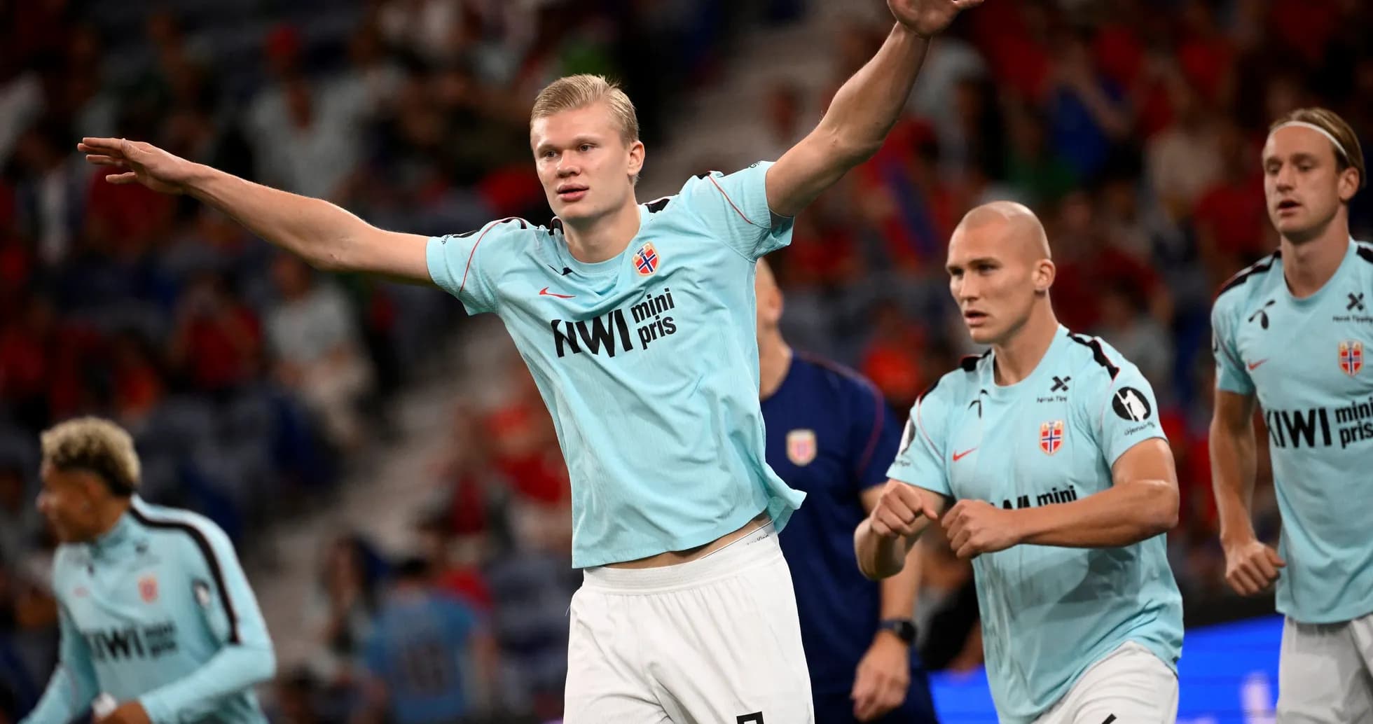 Joueur célébrant un but avec ses coéquipiers Joueur célébrant un but avec ses coéquipiers