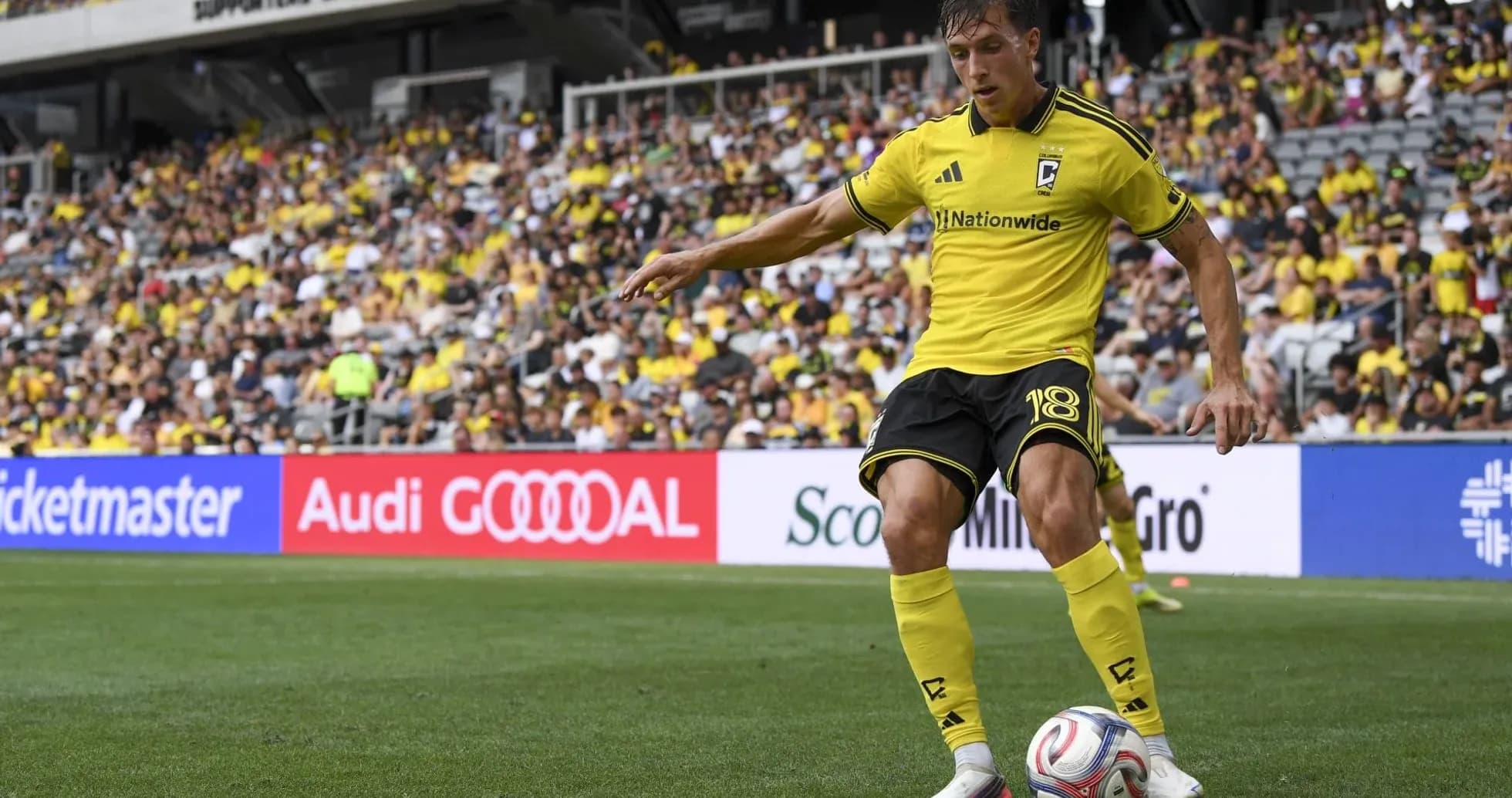 Joueur du Columbus Crew effectuant un corner Joueur du Columbus Crew effectuant un corner