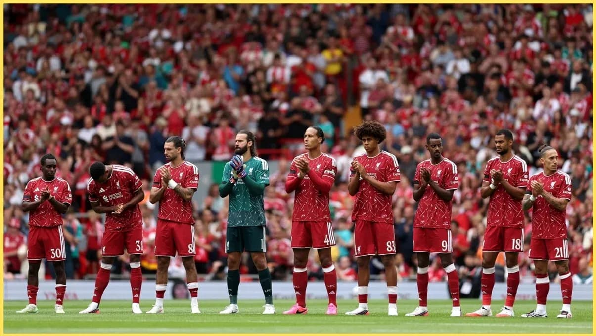 Joueurs de Liverpool applaudissant sur le terrain Joueurs de Liverpool applaudissant sur le terrain