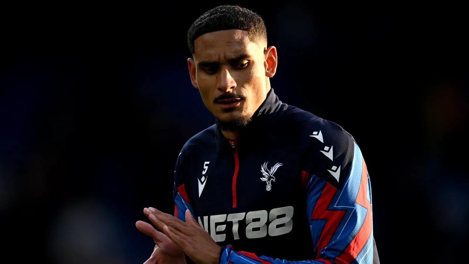 Joueur de Crystal Palace se préparant avant le match Joueur de Crystal Palace se préparant avant le match
