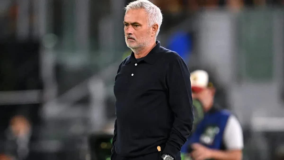 Entraîneur observant le match depuis la touche Entraîneur observant le match depuis la touche