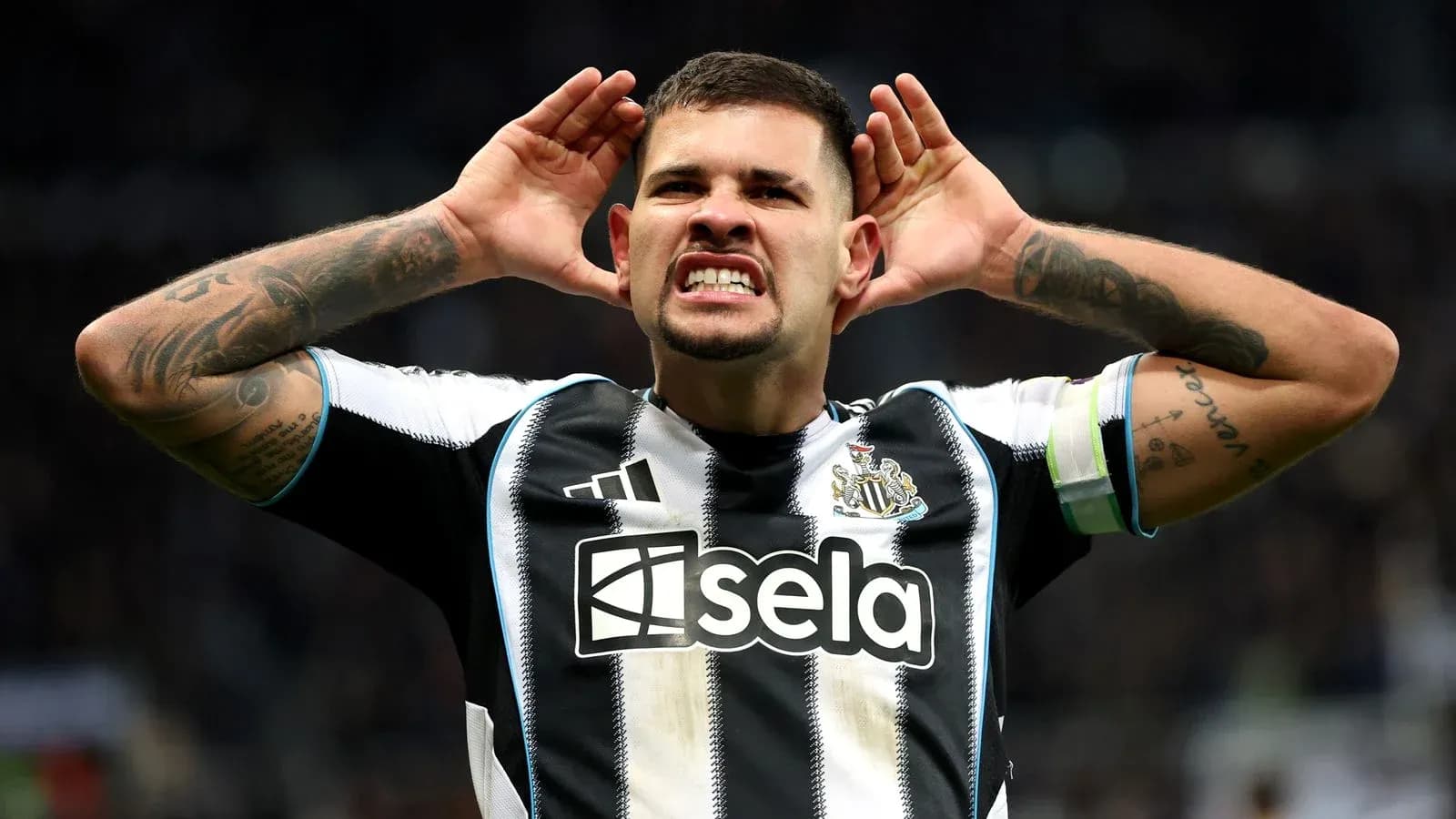 Joueur de Newcastle célébrant un but avec enthousiasme Joueur de Newcastle célébrant un but avec enthousiasme