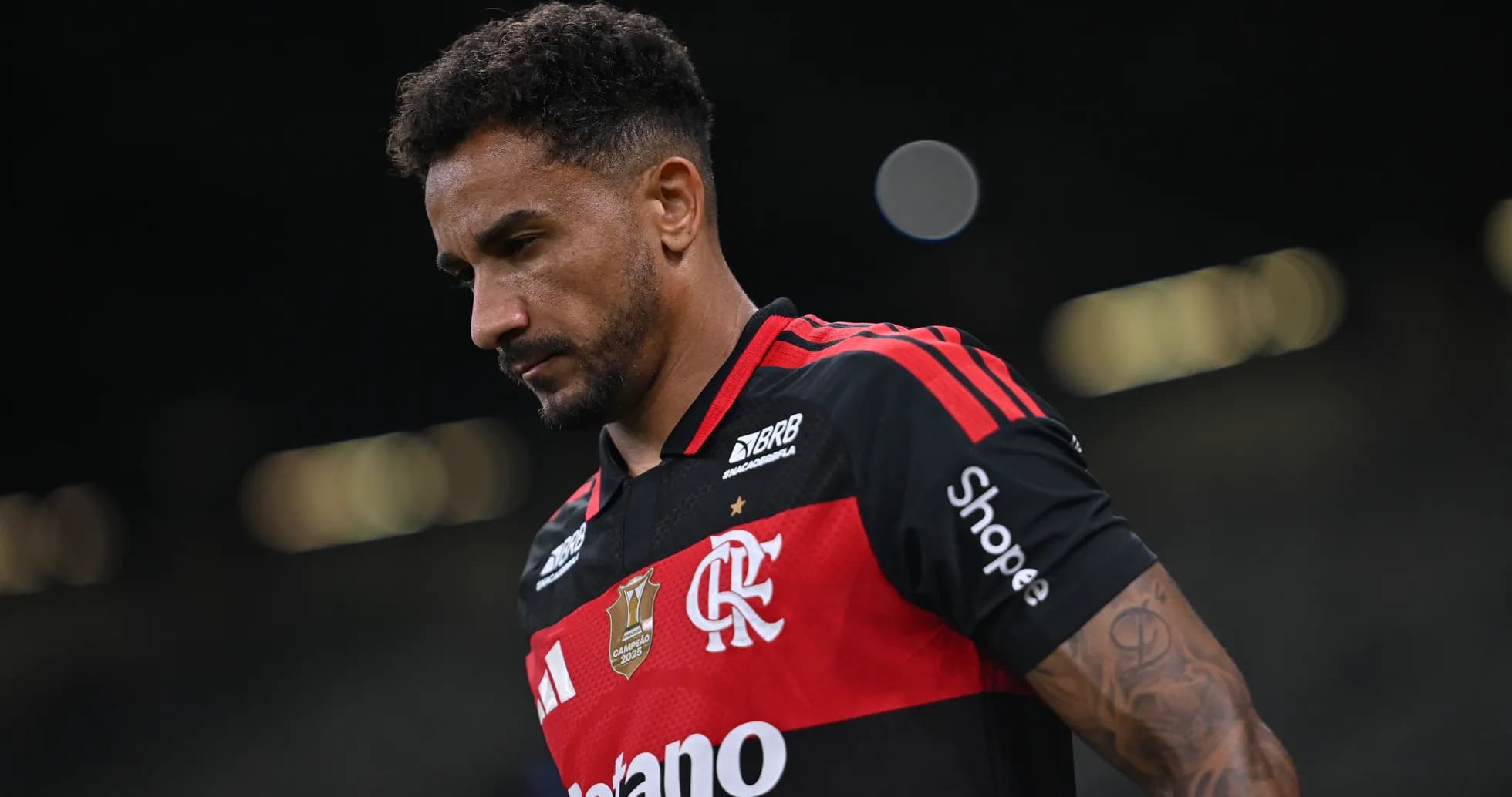 Joueur de Flamengo marchant sur le terrain Joueur de Flamengo marchant sur le terrain