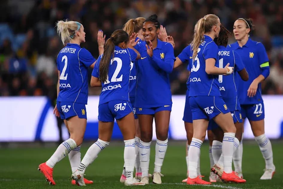 Joueuses célébrant un but sur le terrain Joueuses célébrant un but sur le terrain