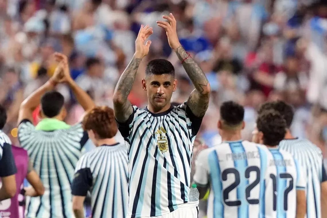 Joueur argentin saluant les supporters après le match Joueur argentin saluant les supporters après le match
