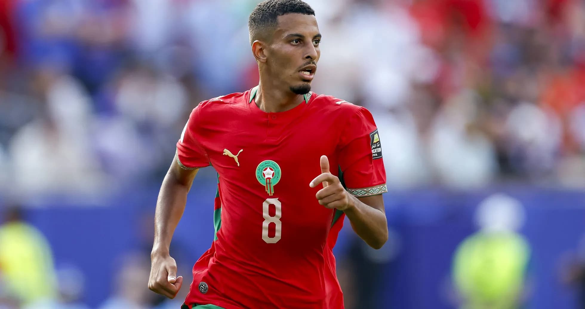 Joueur marocain courant sur le terrain de football Joueur marocain courant sur le terrain de football