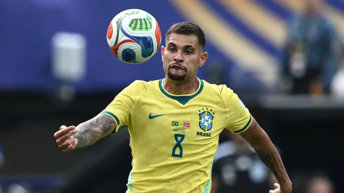 Joueur brésilien contrôlant le ballon en match Joueur brésilien contrôlant le ballon en match