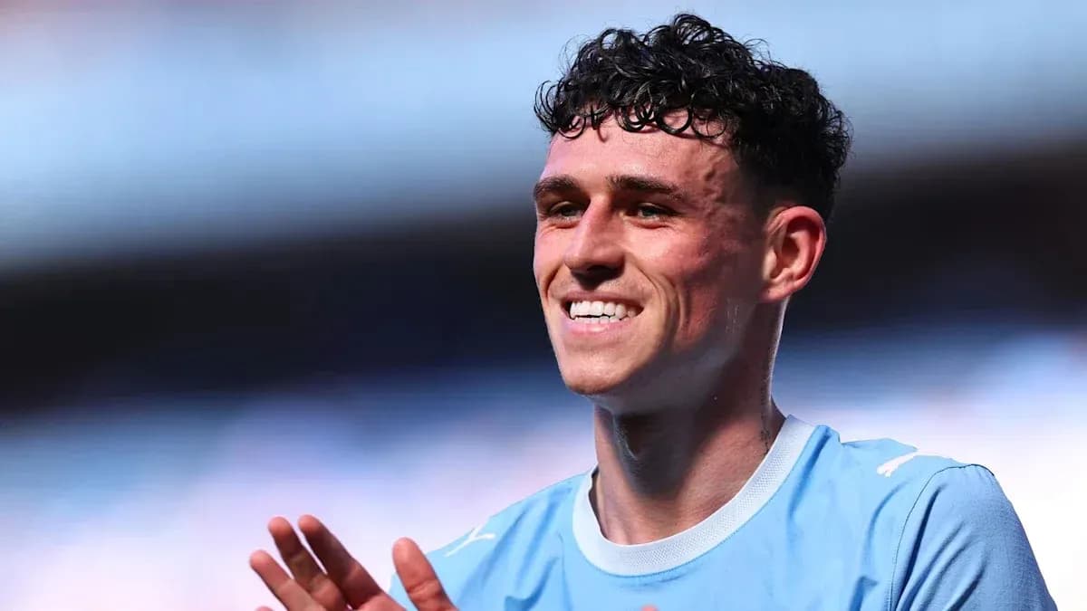 Joueur souriant en maillot bleu applaudissant Joueur souriant en maillot bleu applaudissant