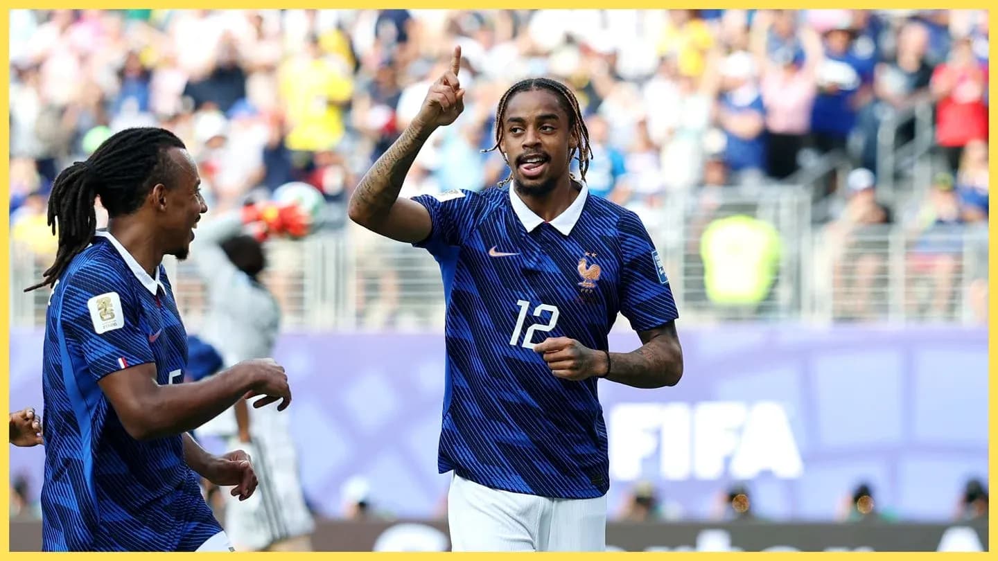 Joueur français célébrant un but avec coéquipier Joueur français célébrant un but avec coéquipier