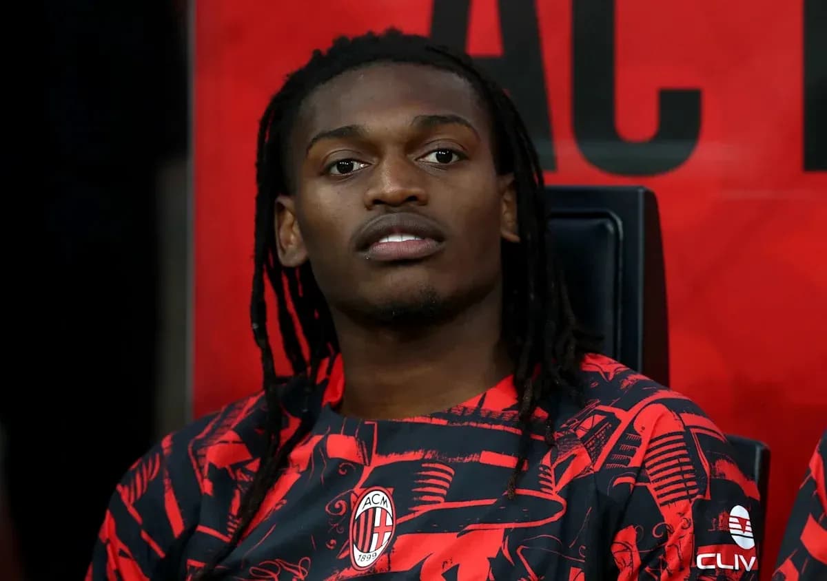 Joueur assis sur le banc de touche en tenue AC Milan Joueur assis sur le banc de touche en tenue AC Milan