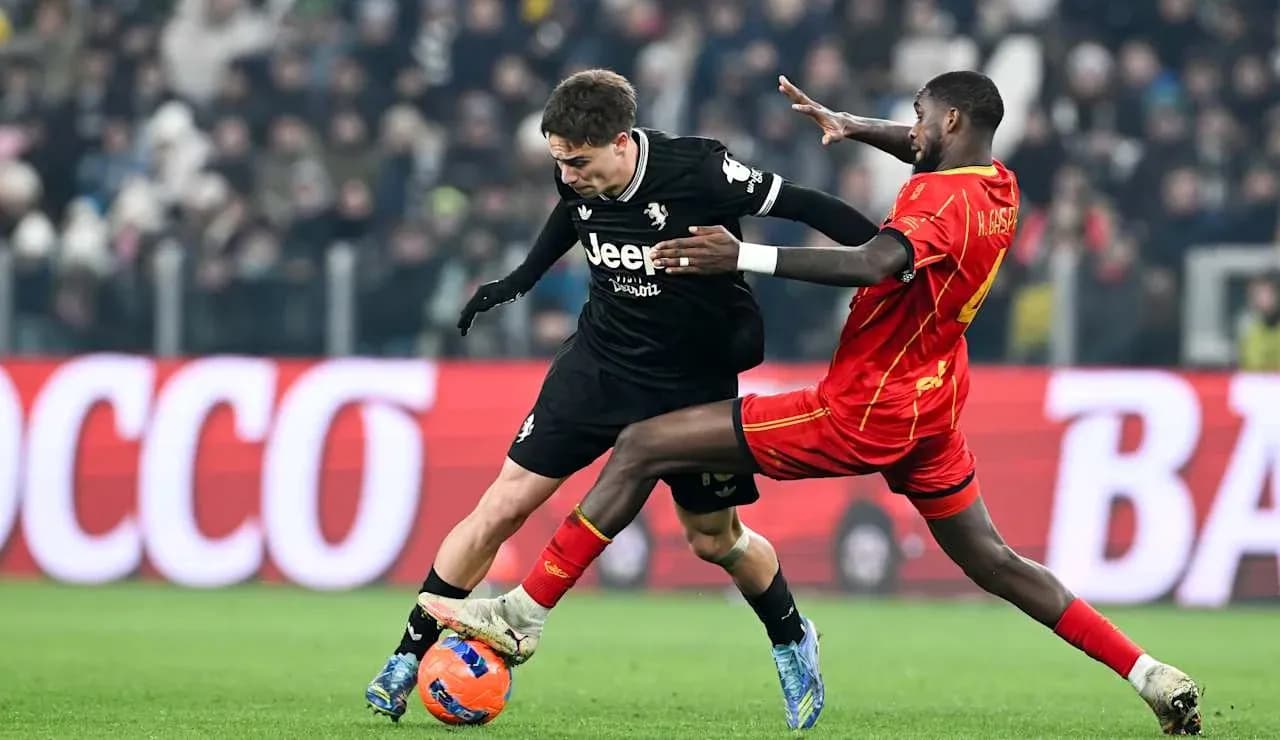 Un joueur de Lecce défend contre un joueur de Juventus Un joueur de Lecce défend contre un joueur de Juventus