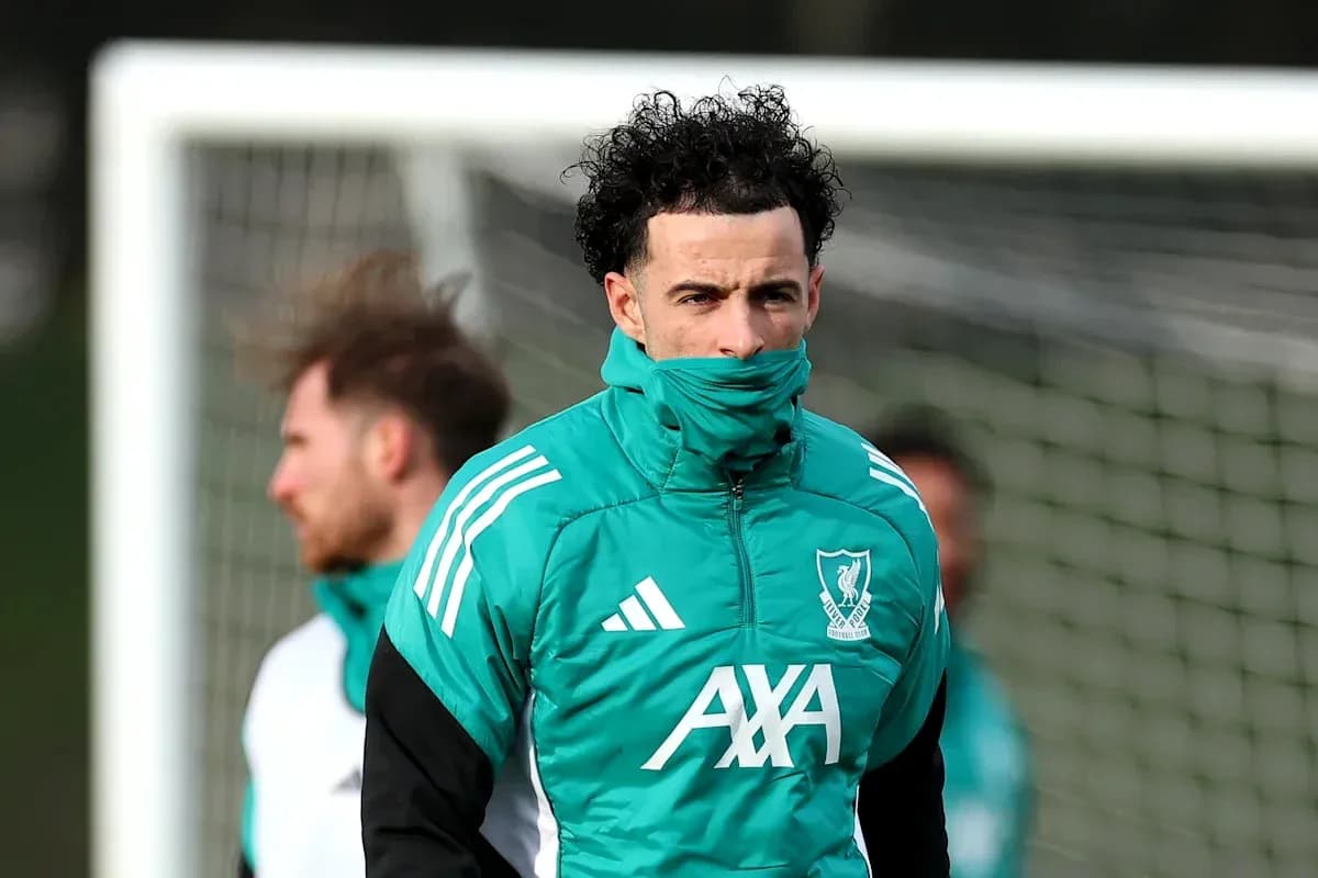 Joueur de Liverpool s'entraînant avec écharpe sur le visage Joueur de Liverpool s'entraînant avec écharpe sur le visage