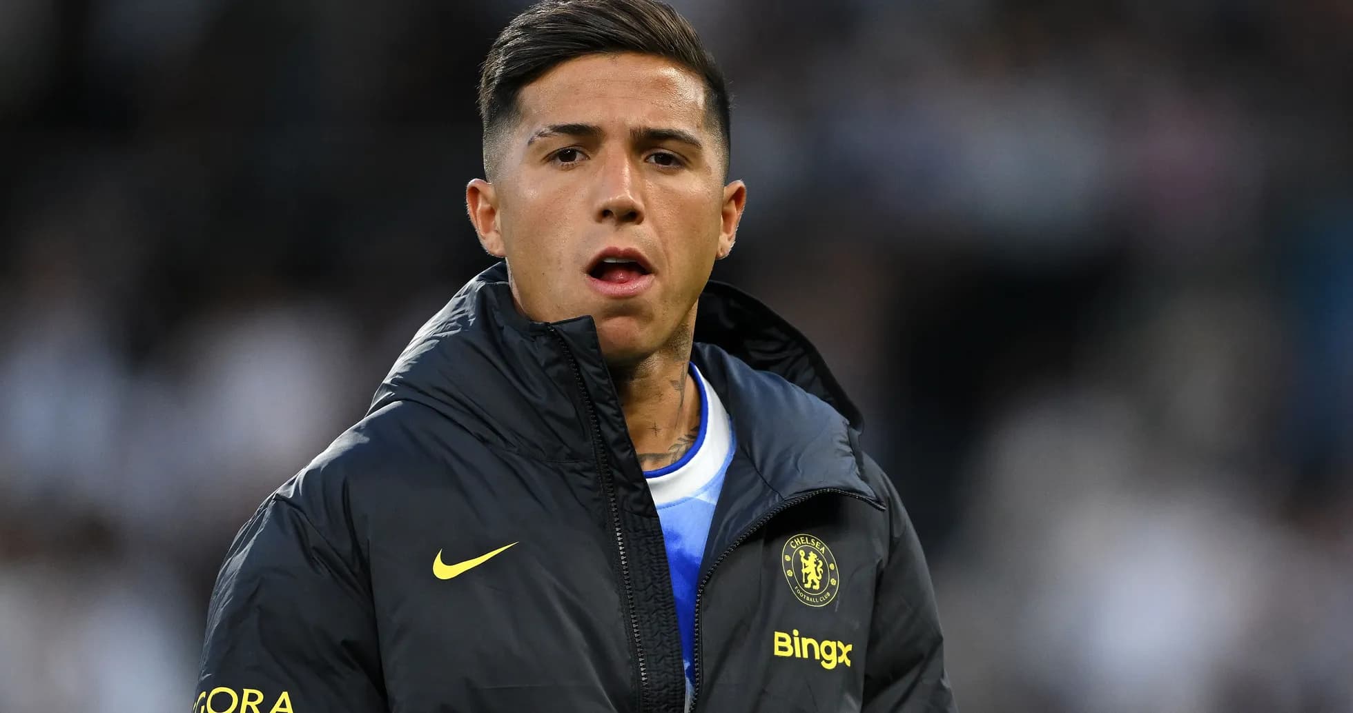 Joueur de Chelsea en veste sur le terrain Joueur de Chelsea en veste sur le terrain