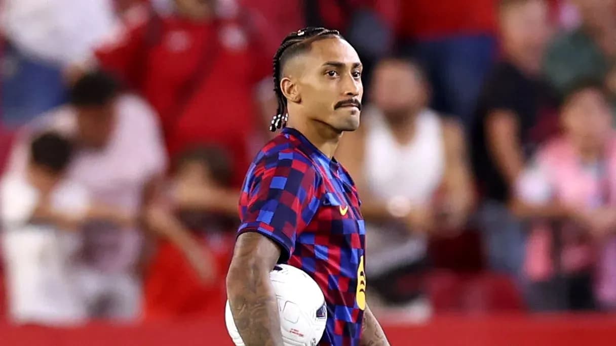 Joueur avec un ballon pendant un match de football Joueur avec un ballon pendant un match de football