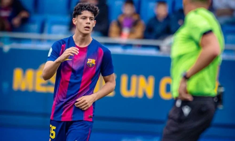 Joueur du FC Barcelone sur le terrain avec l'arbitre Joueur du FC Barcelone sur le terrain avec l'arbitre
