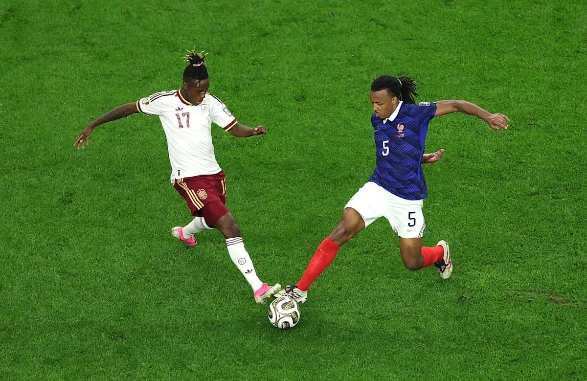 Joueurs de France et du Venezuela en duel pour le ballon Joueurs de France et du Venezuela en duel pour le ballon
