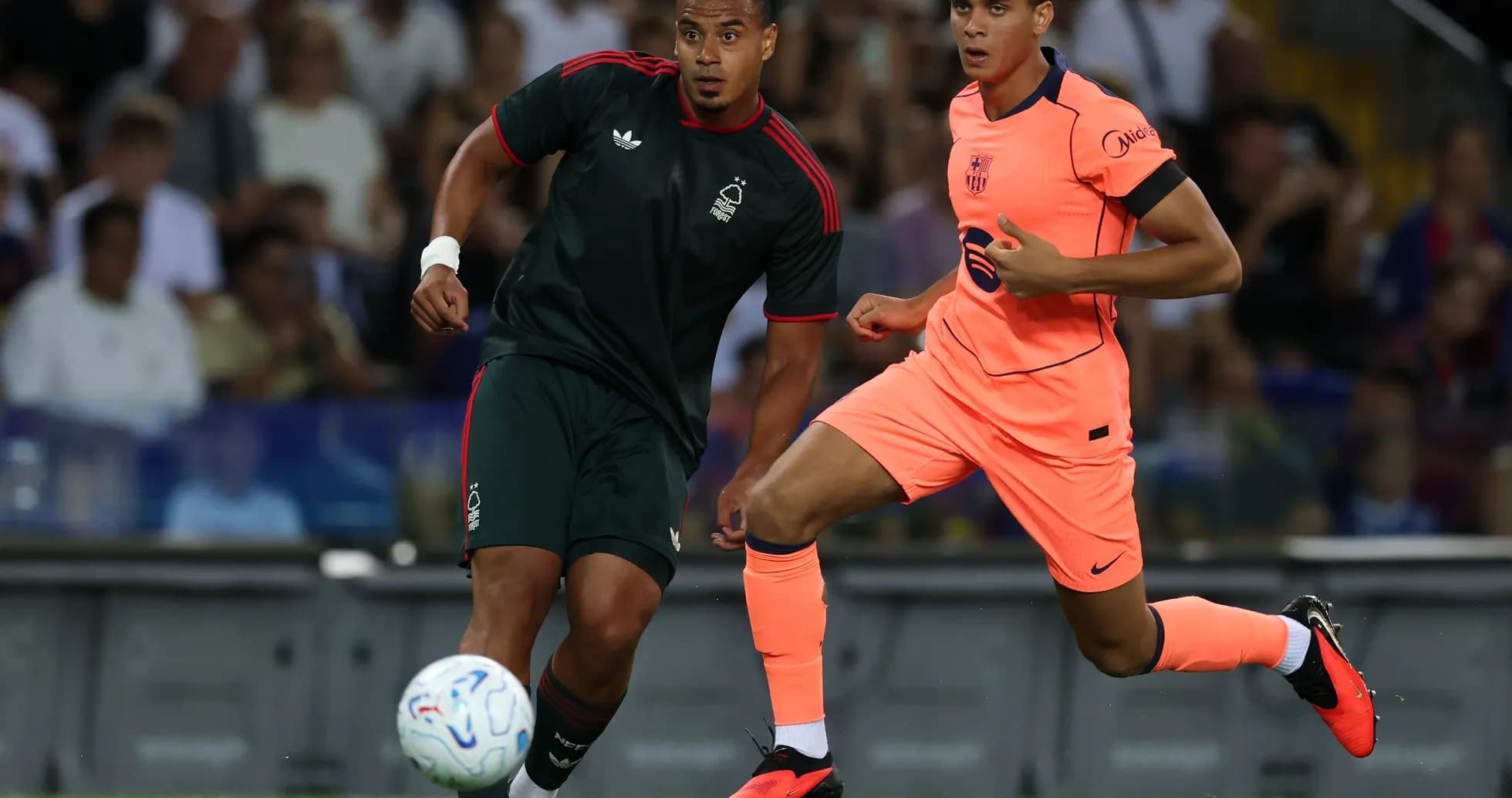 Deux joueurs en action lors d'un match de football Deux joueurs en action lors d'un match de football