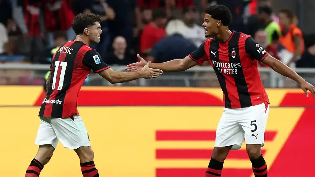 Deux joueurs d'AC Milan se félicitent Deux joueurs d'AC Milan se félicitent