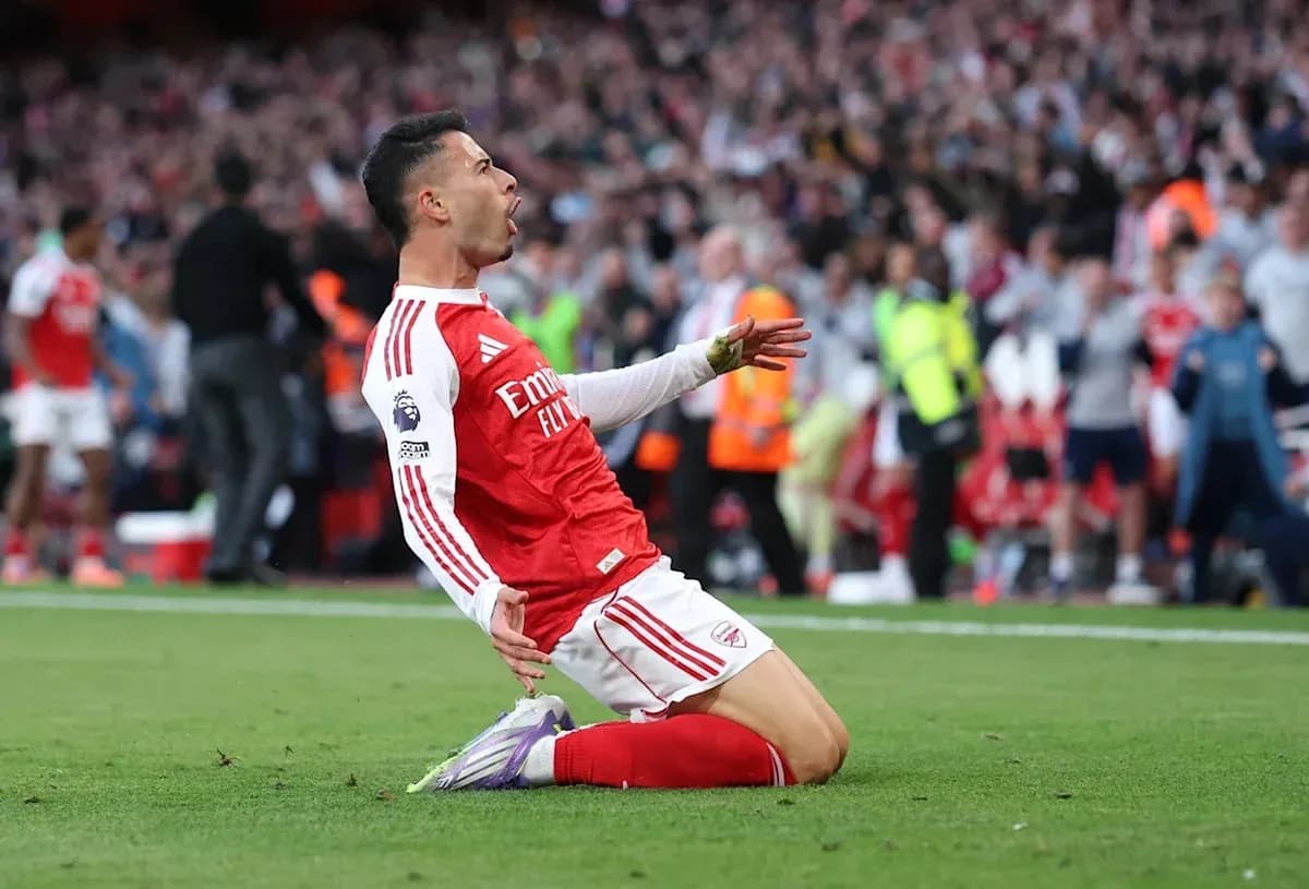 Joueur d'Arsenal célébrant un but au stade Joueur d'Arsenal célébrant un but au stade