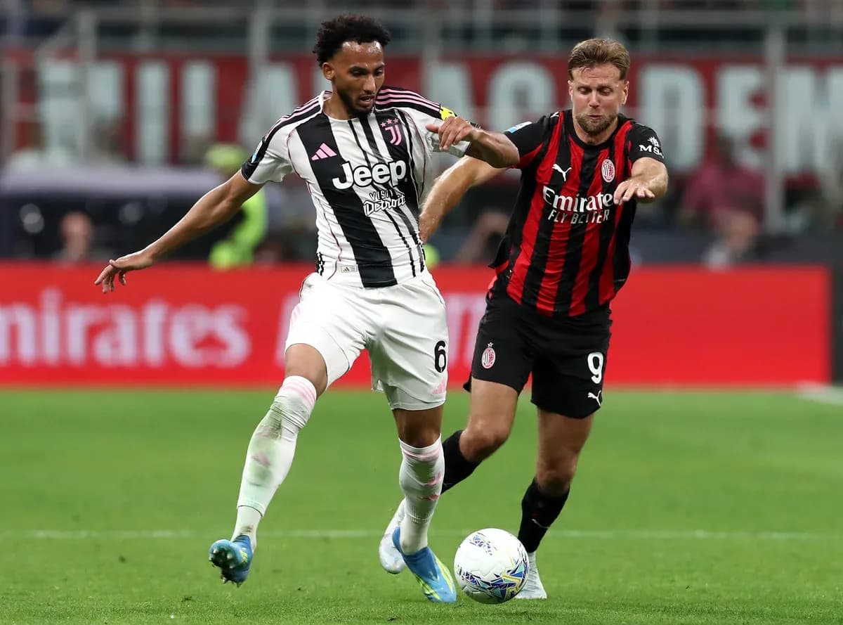 Deux joueurs en action lors du match Juventus - AC Milan Deux joueurs en action lors du match Juventus - AC Milan