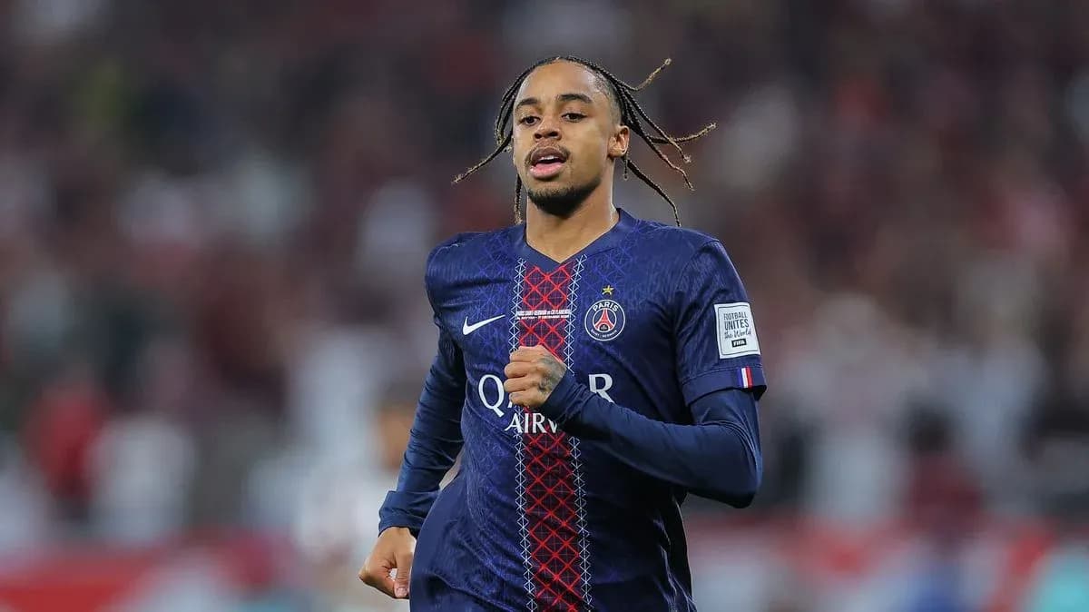 Joueur du PSG courant sur le terrain Joueur du PSG courant sur le terrain