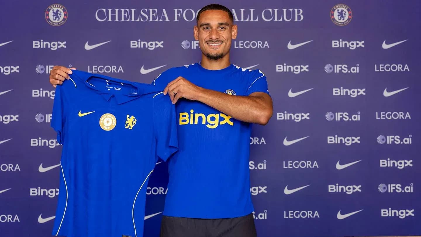 Joueur présentant le maillot de Chelsea FC Joueur présentant le maillot de Chelsea FC