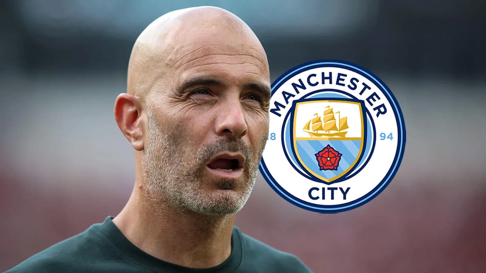 Entraîneur de Manchester City devant le logo du club Entraîneur de Manchester City devant le logo du club