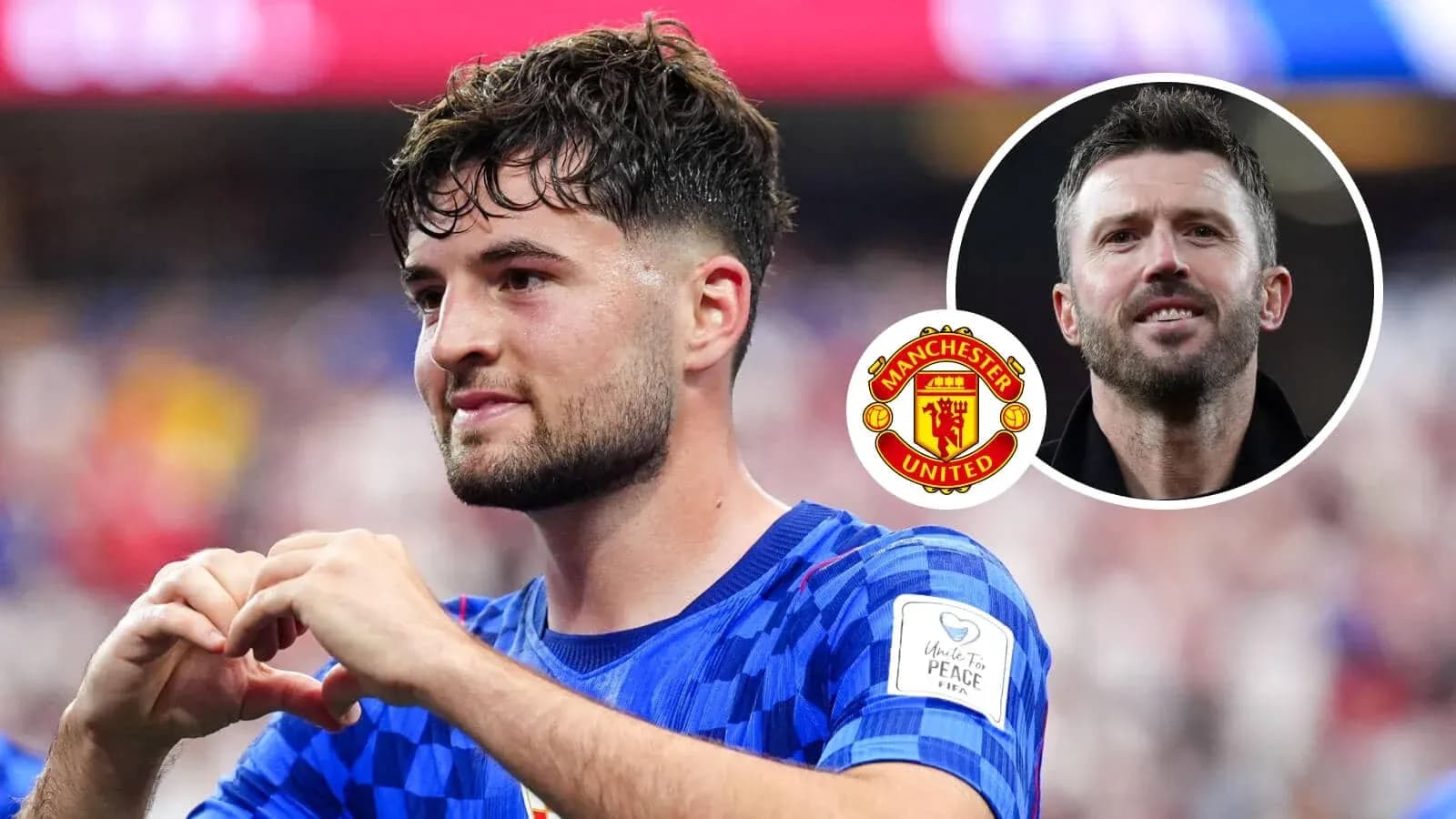Joueur célébrant avec un cœur, logo Manchester United Joueur célébrant avec un cœur, logo Manchester United