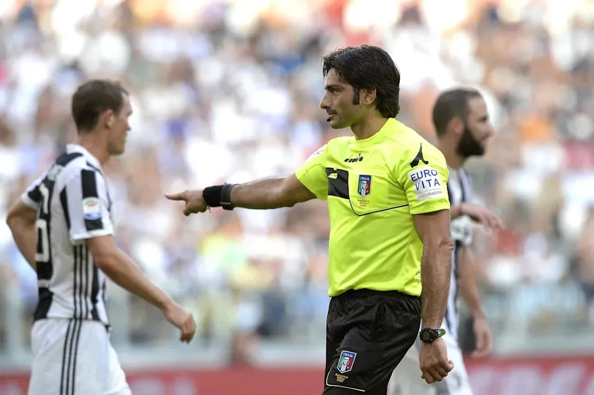 Arbitre pointant vers un joueur de la Juventus Arbitre pointant vers un joueur de la Juventus