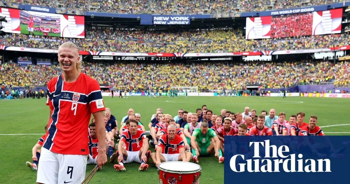 Équipe norvégienne posant sur le terrain après le match Équipe norvégienne posant sur le terrain après le match