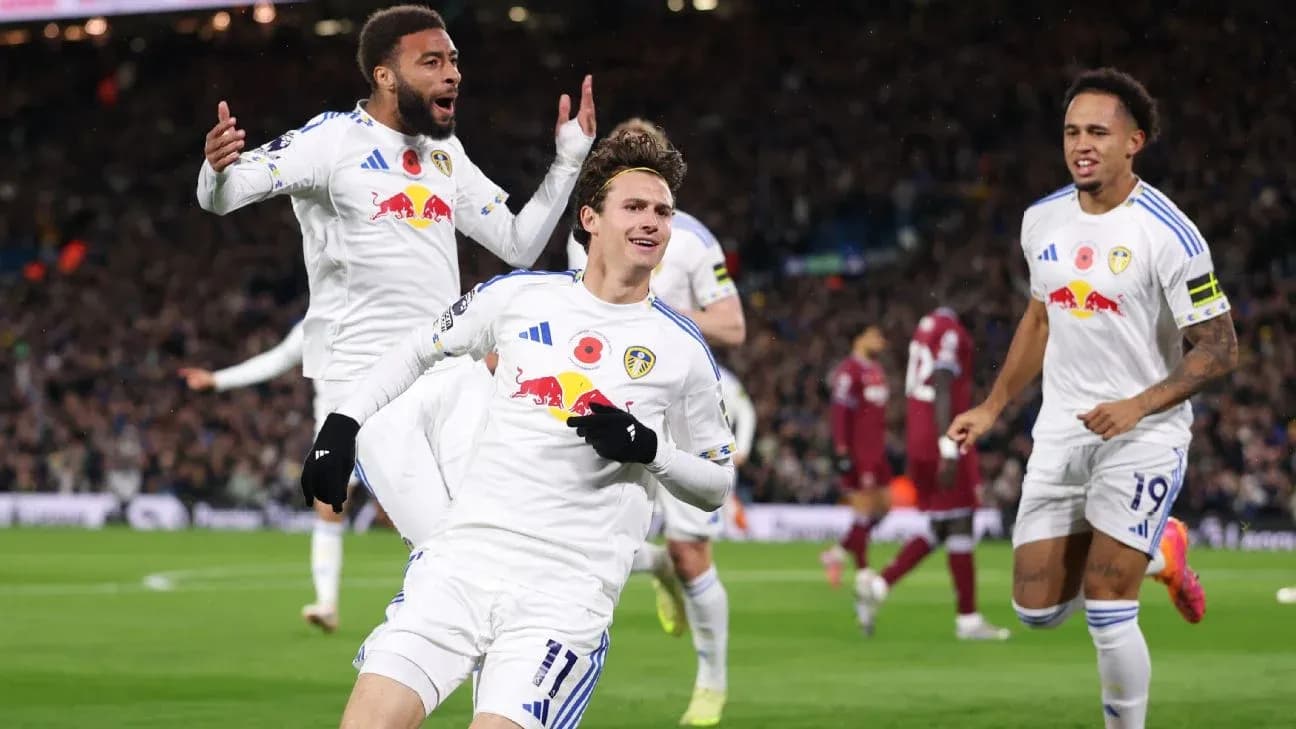 Joueurs de Leeds célèbrent un but marqué Joueurs de Leeds célèbrent un but marqué
