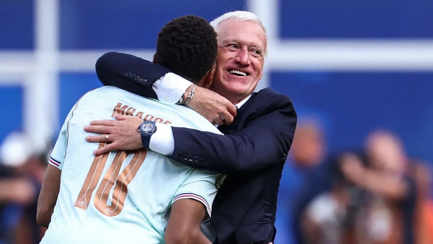Kylian Mbappé et Didier Deschamps s'enlaçant après match Kylian Mbappé et Didier Deschamps s'enlaçant après match
